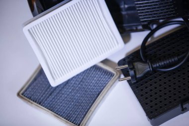 Elektrik süpürgesi için yeni ve eski kare toz filtresi. Seçici odaklanma. Yakın plan..