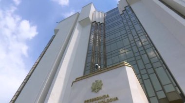 Yer değiştiren ışıklandırmalı profesyonel bir stüdyo mikrofonu. Spot ışığı mikrofonu aydınlatıyor, sonra yavaşça uzaklaşıyor ve büyüleyici bir görsel efekt ekleyerek geri geliyor. İçerik yaratıcılar, müzik yapımcıları ve video düzenleyiciler için ideal