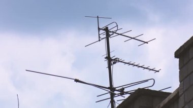 Çerçevede çeşitli antenler, radyo iletişiminde kullanılan farklı tipleri ve tasarımları gösteriyor. telsiz teknolojisindeki arama ve kimlik tespiti dışında.