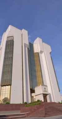 Moldova Cumhuriyeti Cumhurbaşkanının İdaresi 'nin inşası. Dikey 4k görüntü.