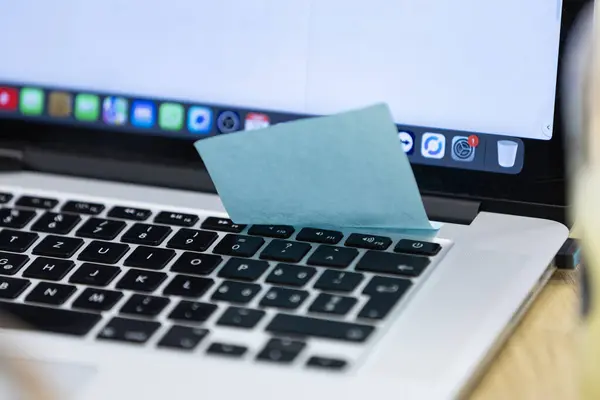 Yapışkan notlu dizüstü bilgisayarın kapatılması - ofis anımsatıcı veya yapılacaklar listesi konsepti