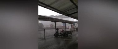 Pencereye yağmur damlaları