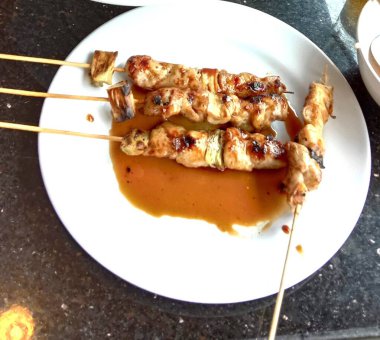 Izgarada kızarmış tavuk ve sos.