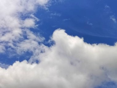 Gün yüzen bulutlar yumuşak ve dokununca hoş görünür..