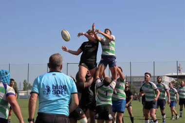 Lancer de touche au rugby.