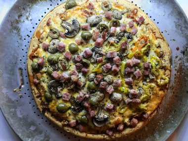 Et, peynir ve sebzeli taze pişmiş pizza. Yüksek kalite fotoğraf