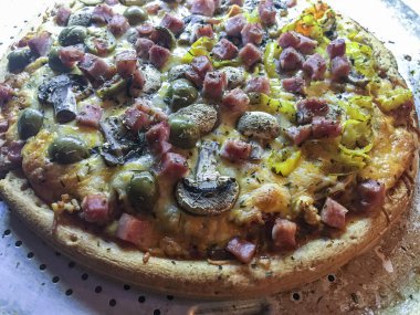 Et, peynir ve sebzeli taze pişmiş pizza. Yüksek kalite fotoğraf