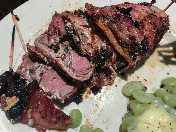 Een Geroosterd Spek Verpakt Varkensvlees Lendendiner Met Limabonen Hoge Kwaliteit — Stockfoto