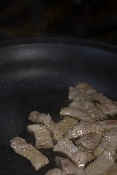 牛肉は鍋で調理する 高品質の写真 — ストック写真