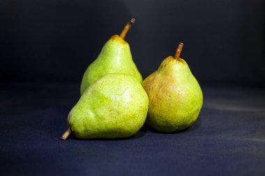 Taze armutlar hala izole bir hayat. Yüksek kalite fotoğraf