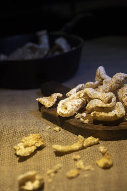 Chicharrones, nam-ı diğer domuz derisi veya çatırtı. Yüksek kalite fotoğraf