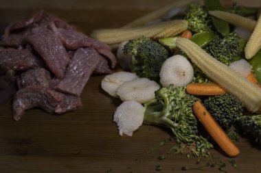 Kızartma için doğranmış et ve sebze. Yüksek kalite fotoğraf