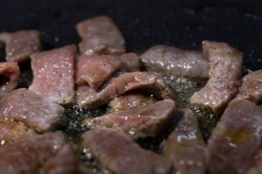 Tavada pişen biftek şeritleri. Yüksek kalite fotoğraf