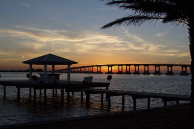 Rigolets köprüsünün üzerinde gün batımı. New Orleans 'ın kuzeyinde güzel bir bataklık bölgesi. Rigolets, Fransızca 'da hendek ya da hendek anlamına gelen 
