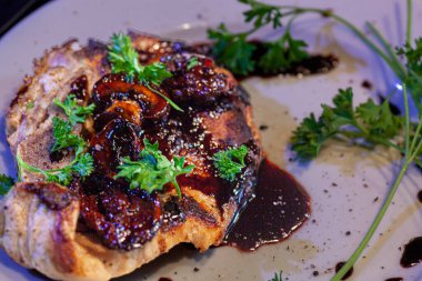 Balzamik redüksiyon ve orzi ile domuz pirzolası. Yüksek kalite fotoğraf