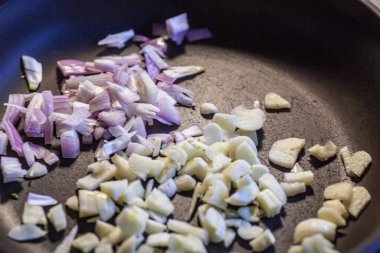 Sotede kırmızı soğan ve sarımsak. Yüksek kalite fotoğraf