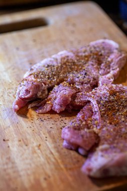 Çiğ domuz pirzolası pişmeye hazır. Yüksek kalite fotoğraf