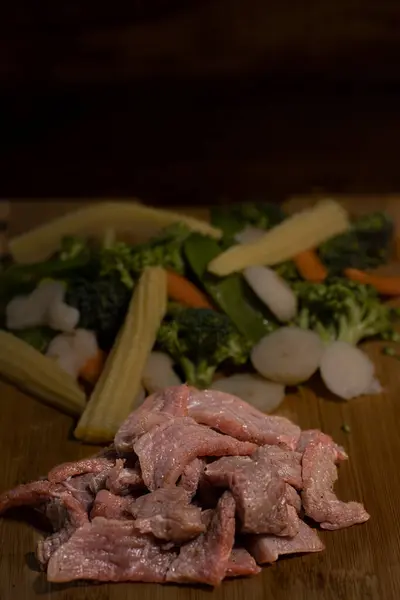 チョップした牛肉と野菜をかき混ぜる 高品質の写真 — ストック写真