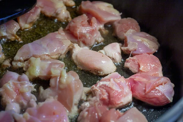 Κοτόπουλο Κομμάτια Μαγείρεμα Στο Τηγάνι Υψηλής Ποιότητας Φωτογραφία — Φωτογραφία Αρχείου
