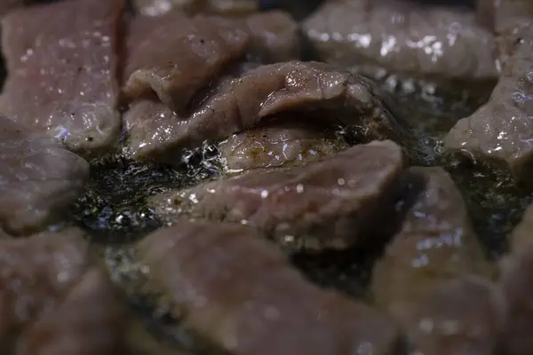 牛肉は鍋で調理する 高品質の写真 — ストック写真