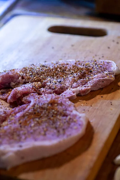生の味付けされた豚肉チョップは調理する準備ができています 高品質の写真 — ストック写真