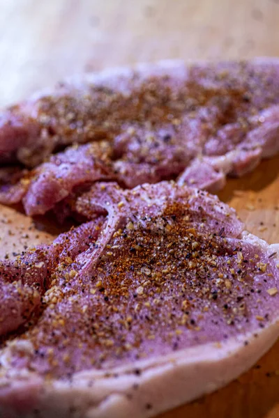 Chuletas Cerdo Crudas Sazonadas Listas Para Cocinar Foto Alta Calidad — Foto de Stock