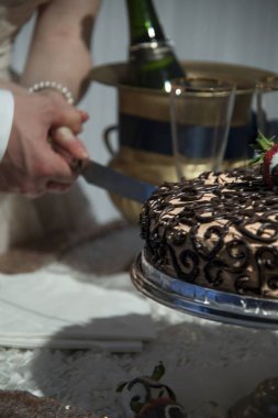 Çikolata bir düğünde pasta tımar eder. Yüksek kalite fotoğraf