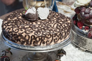 Çikolata bir düğünde pasta tımar eder. Yüksek kalite fotoğraf