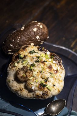 Köfte tavada kızarmış ekmek ve ekmek ile servis edilir. Yüksek kalite fotoğraf