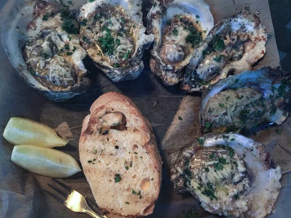 新鲜烤牡蛎配奶酪和菠菜高质量的照片 — 图库照片