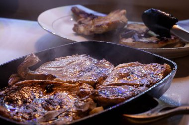 Domuz pirzolası tavada ızgara yapıyor. Yüksek kalite fotoğraf