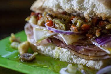 Klasik bir İtalyan denizaltı sandviçi. Yüksek kalite fotoğraf