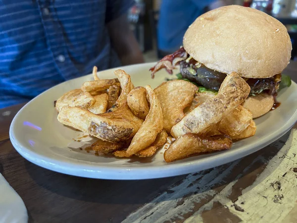 フライドポテトのハンバーガー 高品質の写真 — ストック写真