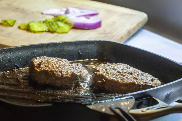 Hambúrgueres Carne Fresca Cozinhando Uma Grelha Foto Alta Qualidade — Fotografia de Stock