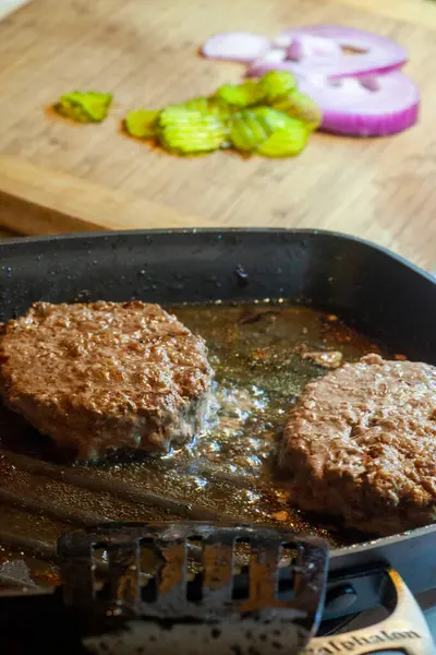 グリッドで調理する新鮮な牛ハンバーガーパティ 高品質の写真 — ストック写真