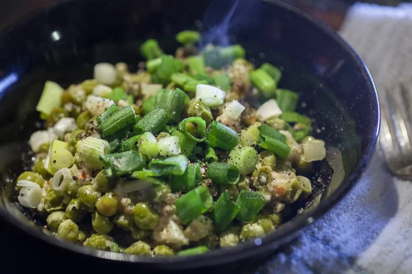 新鮮なグリーンエンドウ豆と浅草サラダ 高品質の写真 — ストック写真