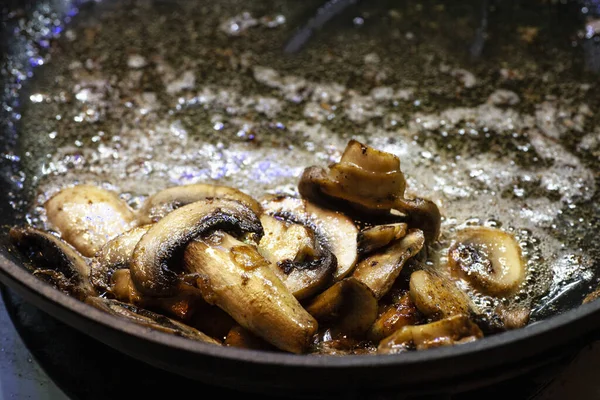 用铁锅切碎的白色蘑菇烹调 高质量的照片 — 图库照片