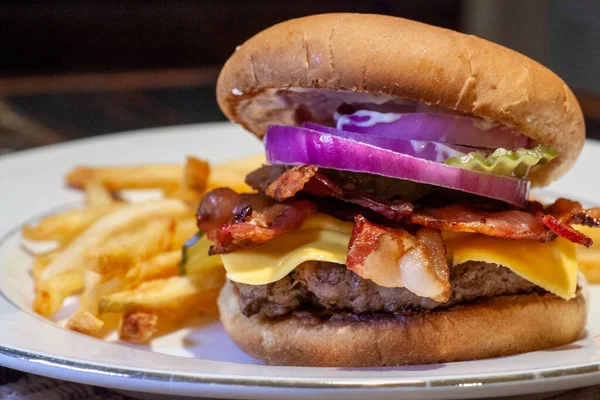 프라이가있는 거대한 햄버거 품질의 — 스톡 사진