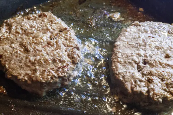 グリッドで調理する新鮮な牛ハンバーガーパティ 高品質の写真 — ストック写真