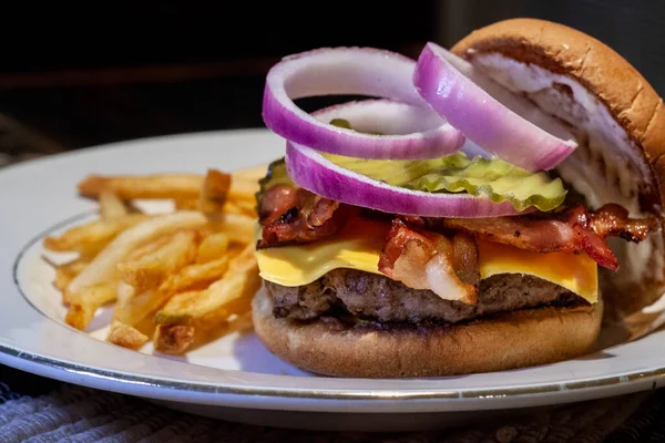 Enorme Zelfgemaakte Hamburger Met Frietjes Hoge Kwaliteit Foto — Stockfoto