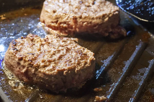 Hambúrgueres Carne Fresca Cozinhando Uma Grelha Foto Alta Qualidade — Fotografia de Stock
