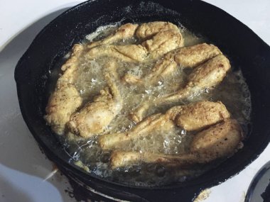 Kızarmış kurbağa bacağı, kızaran kurbağa bacağı. Yüksek kalite fotoğraf