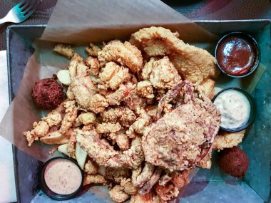 Louisiana festivalinde kızarmış yemek sepeti. Yüksek kalite fotoğraf