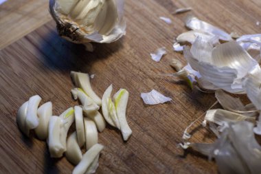 Ağaç kesme tahtasına sarımsak ve soğan. Yüksek kalite fotoğraf