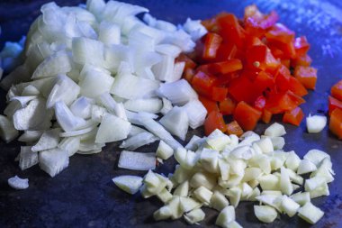 Doğranmış soğan, kırmızı dolma biber ve sarımsak. Yüksek kalite fotoğraf