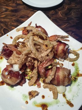 Lezzetli pastırmalı karides ya da karides. Yüksek kalite fotoğraf