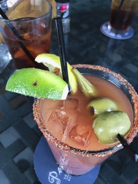 Meyve ve sebzeli Baharatlı Bloody Mary. Yüksek kalite fotoğraf