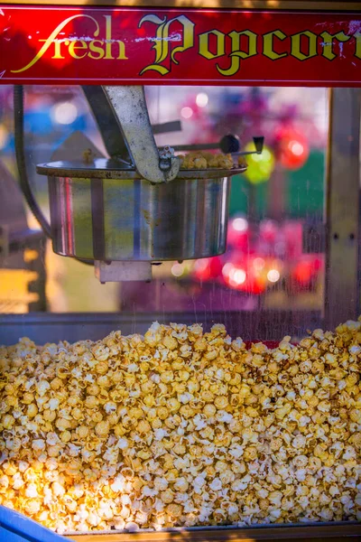 Świeży Popcorn Automacie Popcornem Festiwalu Wysokiej Jakości Zdjęcie — Zdjęcie stockowe