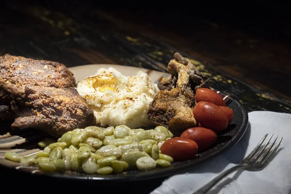Country Stílusú Sült Csirke Vacsora Limababbal Krumplipürével Paradicsommal Kiváló Minőségű — Stock Fotó