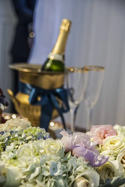 Düğünde Buz Kovasında Bir Şişe Şampanya Yüksek Kalite Fotoğraf — Stok fotoğraf